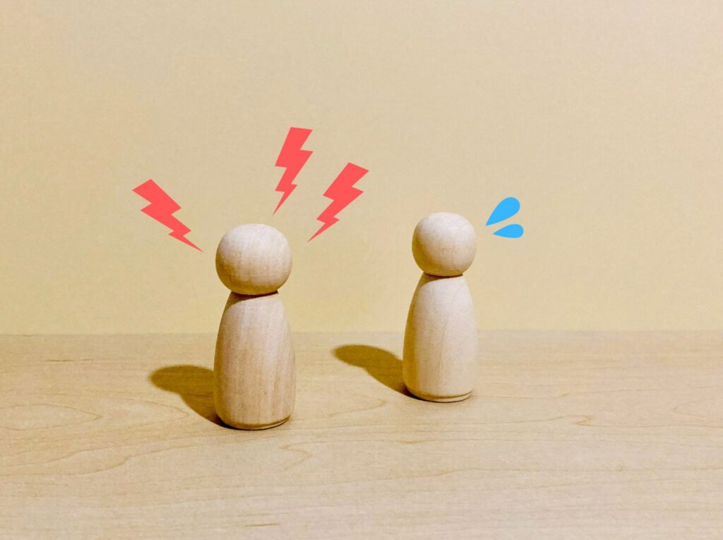 木人形を使ったカスハラのイメージ写真